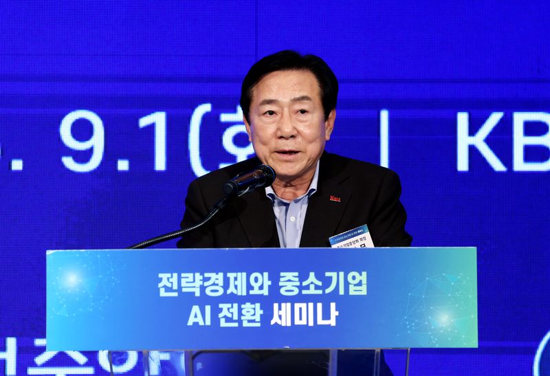 김기문 중소기업중앙회 회장이 1일 서울 여의도 중기중앙회에서 열린 '전략경제와 중소기업 인공지능(AI) 전환 세미나'에서 연설을 하고 있다. 중기중앙회 제공