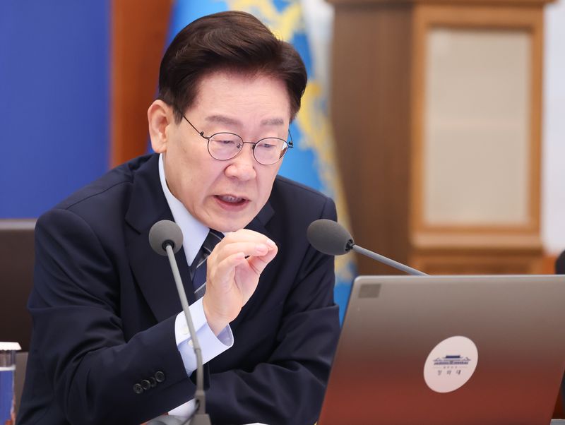 李대통령 "예외적 혜택 주는 외국인 연금 추납, 시행령 개정부터 검토"