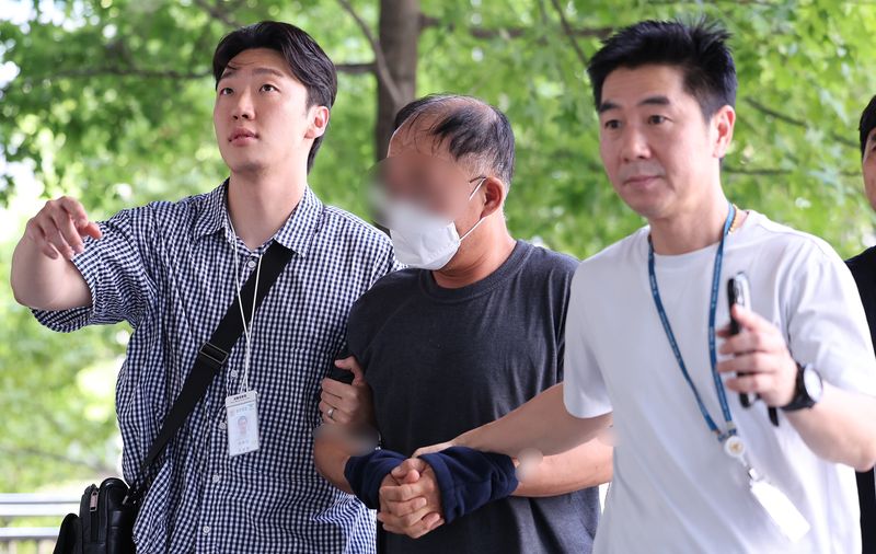 일면식 없는 외국인 여성에게 흉기를 휘둘러 살인미수 혐의를 받는 40대 남성 A씨가 4일 서울 송파구 서울동부지방법원에서 열린 구속 전 피의자 심문(영장실질심사)에 출석하고 있다. A 씨는 지난 2일 오전 1시쯤 성동구 상왕십리역 인근에서 일면식 없는 50대 외국인 여성을 흉기로 찔러 다치게 한 뒤 달아난 혐의를 받는다. 2026.8.4 ⓒ 뉴스1 박지혜 기자