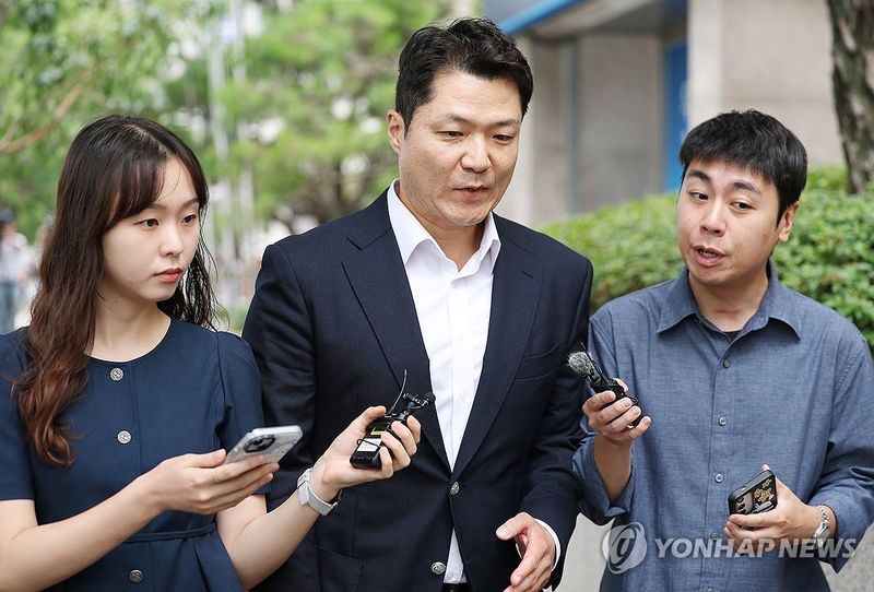 취재진 질문 듣는 최재훈 검사 (출처=연합뉴스)
