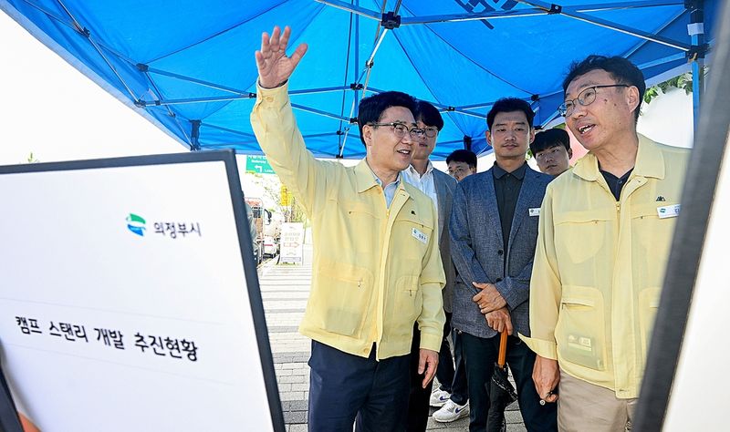 캠프 스탠리 둘러보는 의정부시장 (출처=연합뉴스)