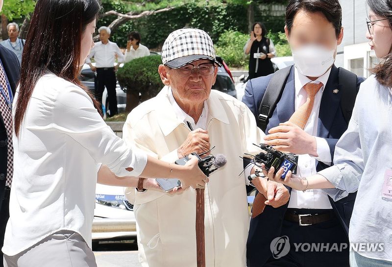 이만희 신천지 총회장 '질문엔 묵묵부답' (출처=연합뉴스)