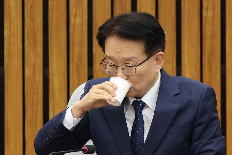 권칠승 더불어민주당 정책위의장이 1일 오전 서울 여의도 국회에서 열린 '더불어민주당-국민의힘 정책위원회 연석회의'에서 물을 마시고 있다. 뉴스1