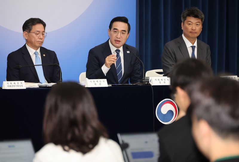[세종=뉴시스] 배훈식 기자 = 박홍근 기획예산처 장관이 28일 오전 세종시 정부세종청사에서 열린 2027년도 예산안 상세 브리핑에서 취재진의 질문에 답하고 있다. 2026.08.28. dahora83@newsis.com