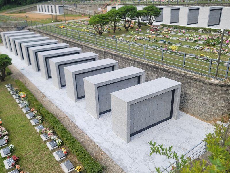용인시가 '용인평온의 숲'에 추가로 마련한 벽식 봉안담 모습.(용인시 제공)