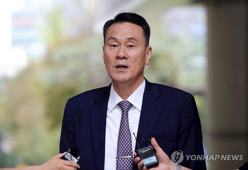 취재진 질문에 답하는 김명수 전 합참의장 (출처=연합뉴스)