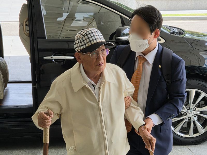 20대 대선과 22대 총선 전후로 신도 5만 명 이상을 국민의힘에 집단 입당시키도록 지시한 의혹을 받는 이만희 신천지예수교증거장막성전(신천지) 총회장이 정당법 위반·업무방해 혐의 구속 전 피의자 심문(영장실질심사)에 앞서 서울 서초구 고등검찰청에 위치한 합수본 사무실에 도착하고 있다. 2026.6.24 ⓒ 뉴스1 최동현 기자
