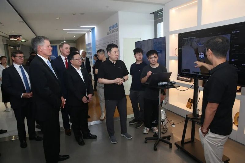 항저우 AI 업체 방문하고 있는 스티브 데인스 미국 연방 상원의원(왼쪽). 연합뉴스