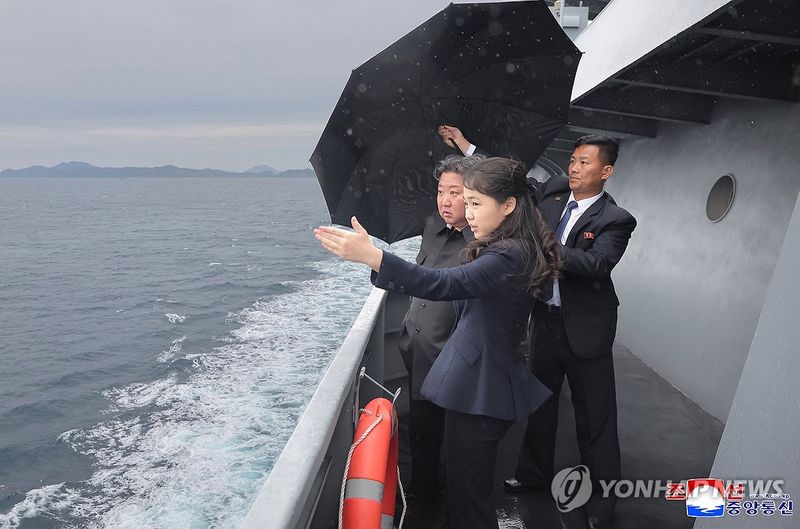 북한 김정은, 딸 주애와 구축함 '강건호' 항해시험 참관 (출처=연합뉴스)