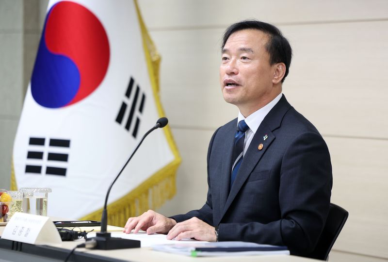 [과천=뉴시스] 김선웅 기자 = 김종철 방송미디어통신위원장이 15일 경기 과천시 정부과천청사 방송미디어통신위원회에서 취임 6개월을 맞아 출입기자단과 간담회를 하고 있다. 2026.06.15. mangusta@newsis.com