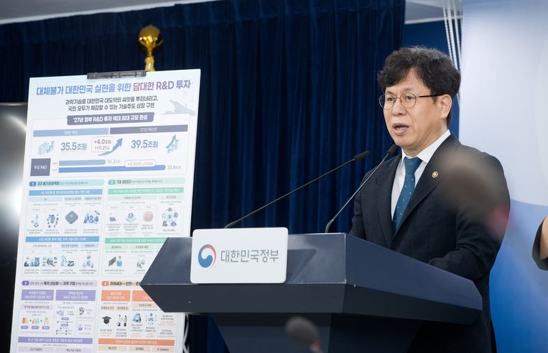 박인규 과학기술정보통신부 과학기술혁신본부장이 8월 31일 오후 서울 종로구 정부서울청사 본관 브리핑룸에서 '2027년 국가연구개발사업 예산 편성(안)' 관련 브리핑을 하고 있다. 과학기술정보통신부 제공
