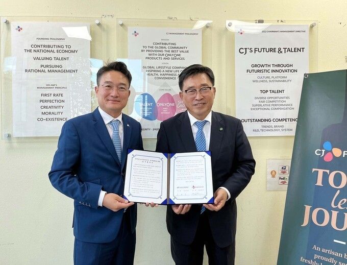 한국농수산식품유통공사-CJ푸드빌 미국법인이 2023년 업무협약을 맺을 당시 (왼쪽)안헌수 CJ푸드빌 미국법인 대표가 김춘진 전 농수산식품유통공사 사장과 기념 촬영을 하는 모습.(한국농수산식품유통공사 제공)