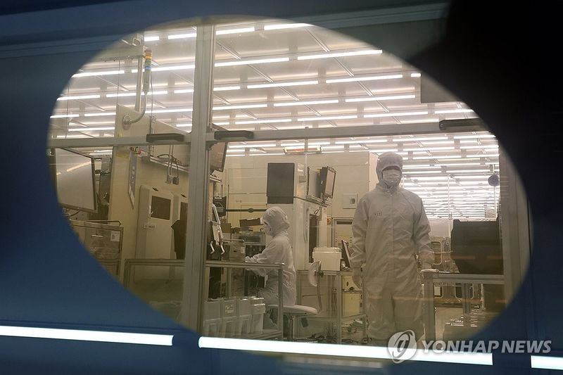 웨이퍼에 비친 반도체 팹 (출처=연합뉴스)