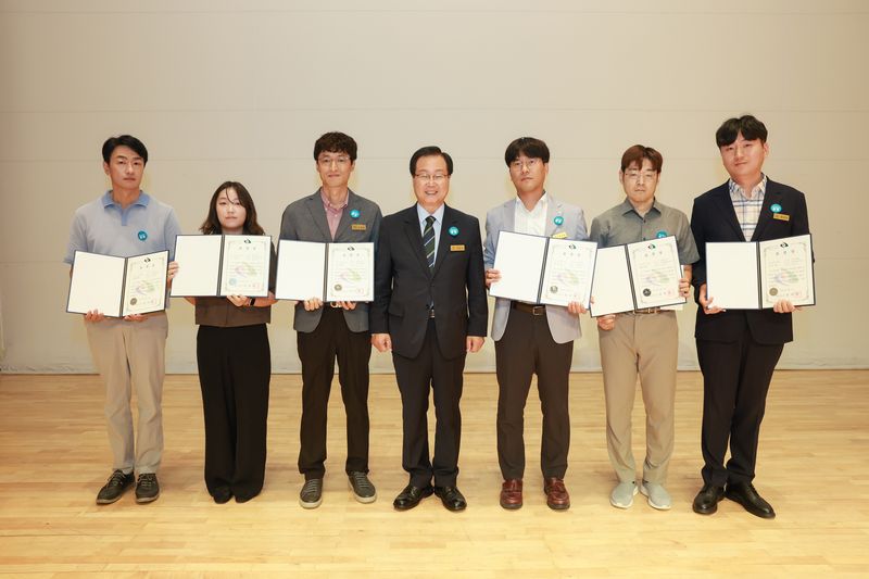[완주=뉴시스] 유희태 완주군수와 '2026년 상반기 적극행정 우수공무원' 수상자들이 기념촬영을 하고 있다. *재판매 및 DB 금지
