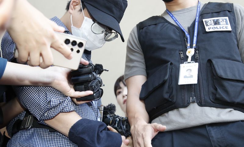 [제주=뉴시스] 우장호 기자 = 제주 실종신고 허위 종결로 직무유기 등의 혐의를 받는 제주 서부경찰서 소속 부(30대) 경장이 1일 오후 제주시 이도이동 제주동부경찰서 유치장에서 검찰로 구속 송치되고 있다. 2026.09.01. woo1223@newsis.com