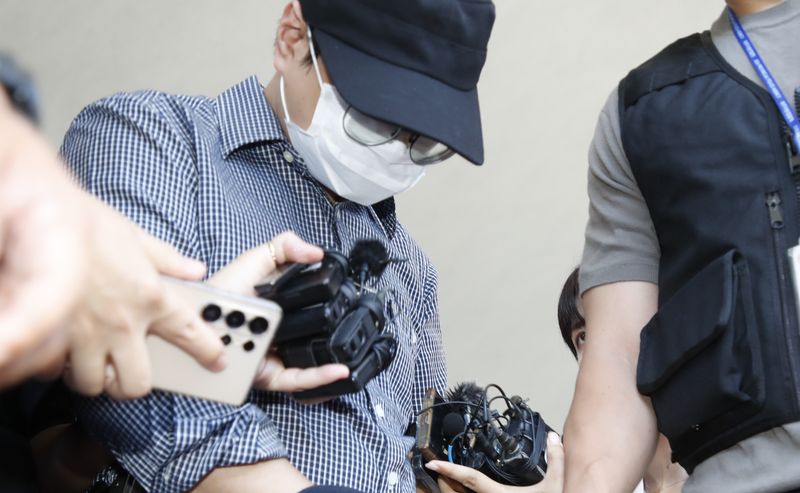 [제주=뉴시스] 우장호 기자 = 제주 실종신고 허위 종결로 직무유기 등의 혐의를 받는 제주 서부경찰서 소속 부(30대) 경장이 1일 오후 제주시 이도이동 제주동부경찰서 유치장에서 검찰로 구속 송치되고 있다. 2026.09.01. woo1223@newsis.com