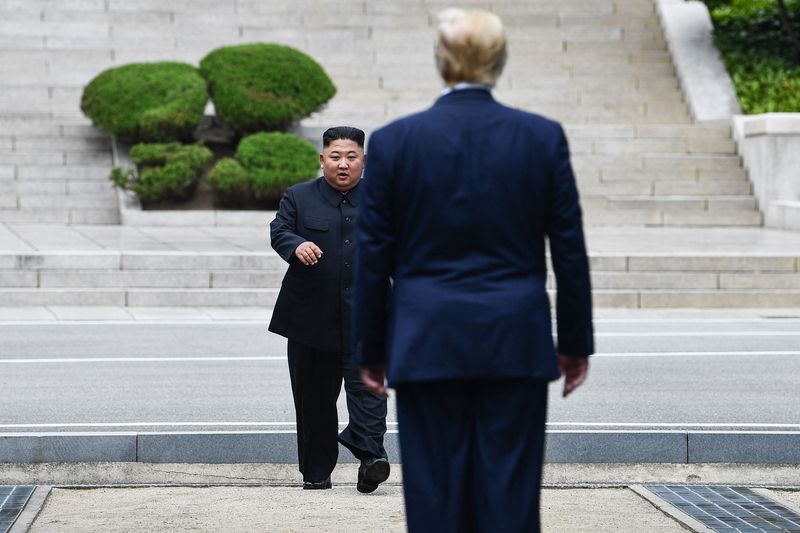 지난 2019년 6월 30일 경기도 파주시 판문점에서 북한 김정은 국무위원장(왼쪽)이 도널드 트럼프 미국 대통령을 향해 걸어가고 있다.AFP연합뉴스