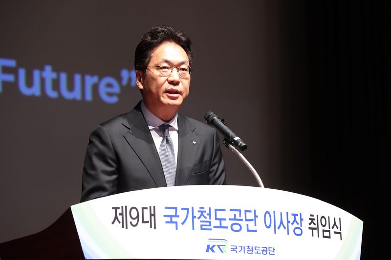 정진혁 국가철도공단 신임 이사장이 1일 대전 국가철도공단 본사에서 열린 취임식에서 취임사를 하고 있다. 국가철도공단 제공
