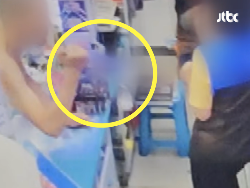 사건 당일 A씨가 편의점 계산대 앞에서 직원에게 흉기를 휘두르는 모습이 담긴 CCTV 화면. 피해자 B씨는 몸을 틀어 급소를 피했지만 어깨와 팔을 찔렸다. /사진=JTBC '사건반장'
