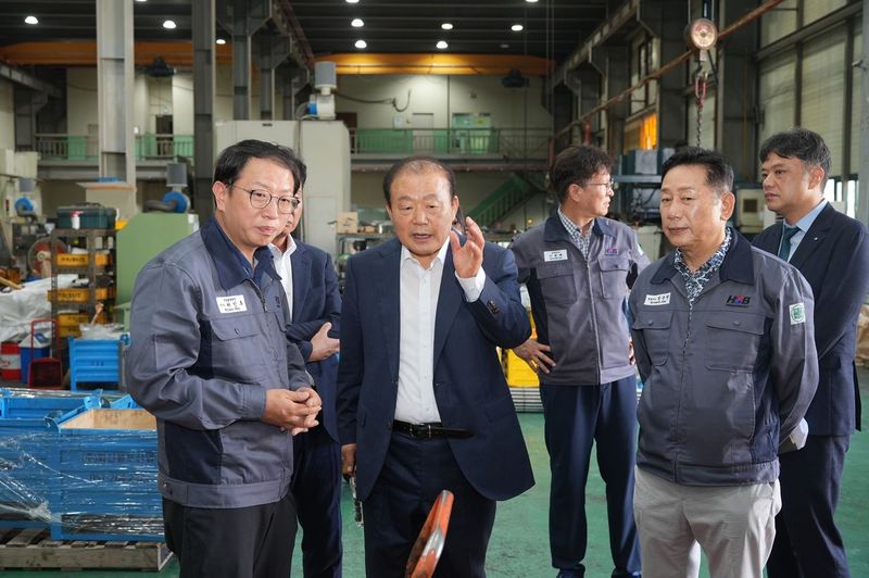 [부산=뉴시스] 양재생 부산상공회의소 회장(왼쪽에서 두 번째)이 1일 부산 사하구 화신볼트산업을 방문해 정순원·정태형 대표이사와 간담회를 갖고 사업재편 추진 현황과 지원 방안을 논의했다. (사진=부산상의 제공) 2026.09.01. photo@newsis.com *재판매 및 DB 금지