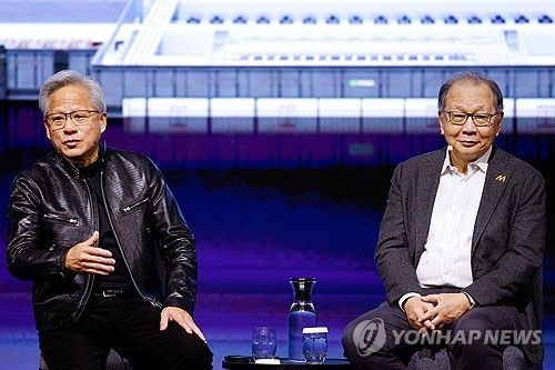 젠슨 황 엔비디아 CEO(왼쪽)와 차이리싱 미디어텍 CEO.연합뉴스