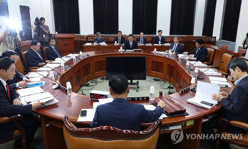 의사봉 두드리는 이양수 정보위원장 (출처=연합뉴스)