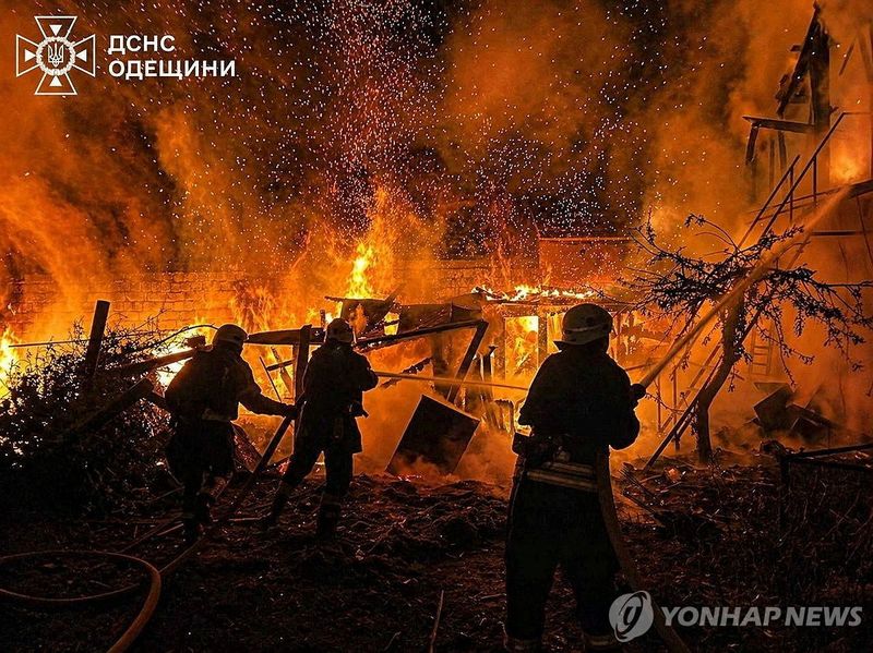 러시아 드론 공격에 불타는 우크라이나 오데사 (출처=연합뉴스)