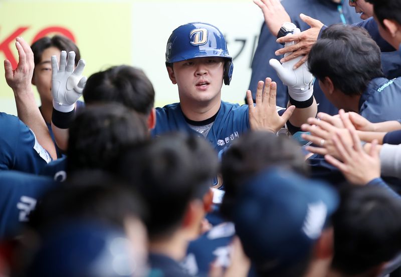 6일 오후 대구 삼성라이온즈파크에서 열린 프로야구 2025 신한 SOL뱅크 KBO 와일드카드 결정전 1차전, 삼성 라이온즈와 NC 다이노스의 경기 5회초 1사 상황 NC 9번타자 김형준이 삼성 선발 후라도를 상대로 좌월 1점 홈런을 친 뒤 축하를 받고 있다. 2025.10.6 ⓒ 뉴스1 공정식 기자