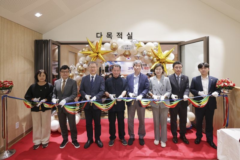 [서울=뉴시스] 고척근린시장 고객지원센터 개관식에서 테이프 커팅식(왼쪽 세 번째 장인홍 구로구청장)이 진행되고 있다. (사진=구로구 제공) 2026.09.01. photo@newsis.com *재판매 및 DB 금지