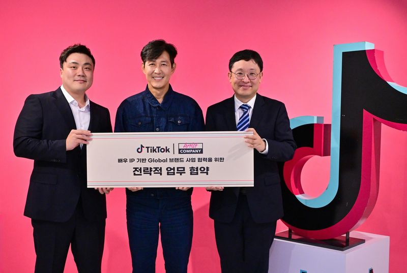 아티스트컴퍼니 제공. 왼쪽부터 아티스트컴퍼니 박승현 대표, 이정재 배우, 틱톡코리아 운영총괄 정재훈