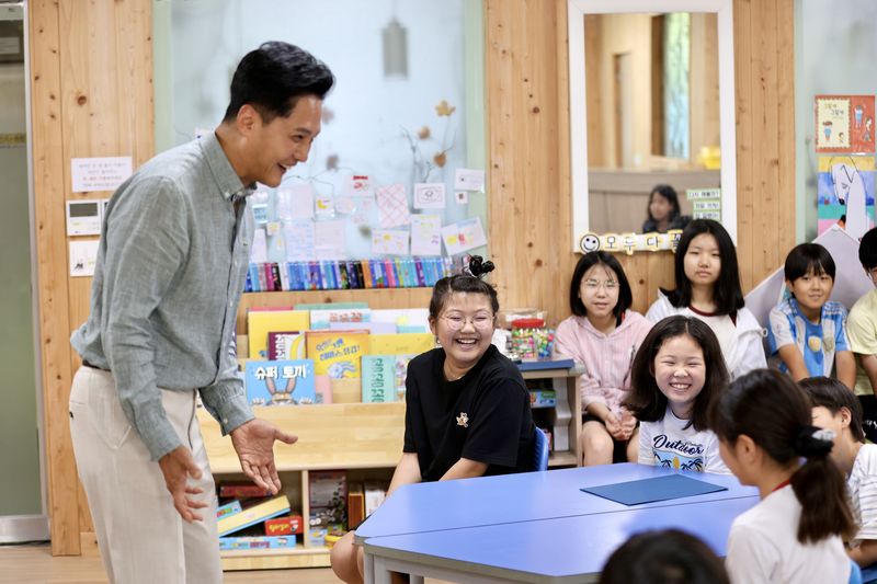 괴산 장연초서 창의예술특강하는 배우 안신우.(괴산증평교육지원청 제공. 재판매 및 DB금지)/뉴스1