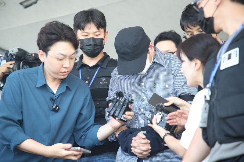 제주에서 발생한 실종사건을 허위 종결한 혐의를 받는 제주서부경찰서 소속 부 모 경장이 1일 제주동부경찰서 유치장에서 검찰로 송치되고 있다.2026.9.1 ⓒ 뉴스1 강승남 기자