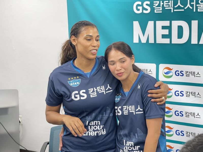 지젤 실바(왼쪽)와 타나차 쑥솟의 포옹 (출처=연합뉴스)
