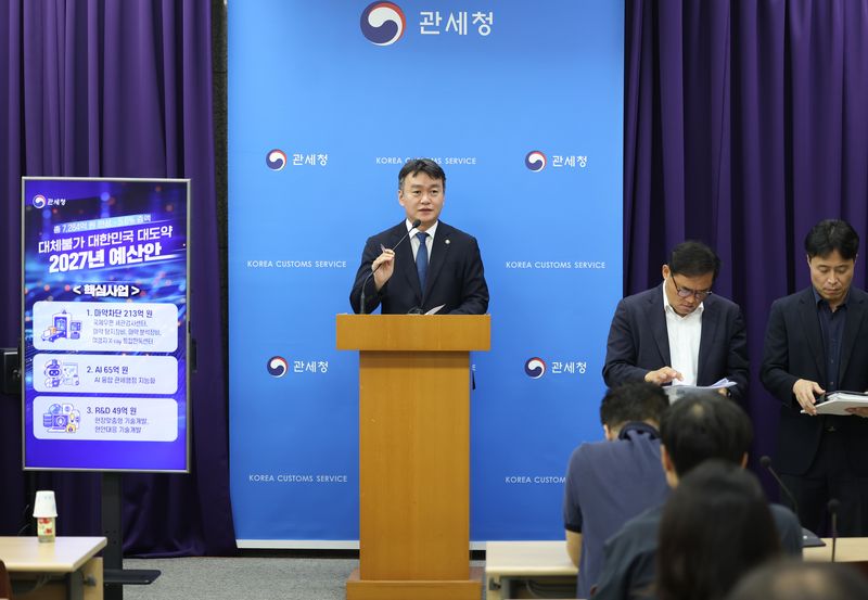 이종욱 관세청장이 지난달 31일 정부대전청사에서 관세청 내년 예산안과 관련한 브리핑을 한 뒤 기자들의 질문에 답변하고 있다. 관세청 제공