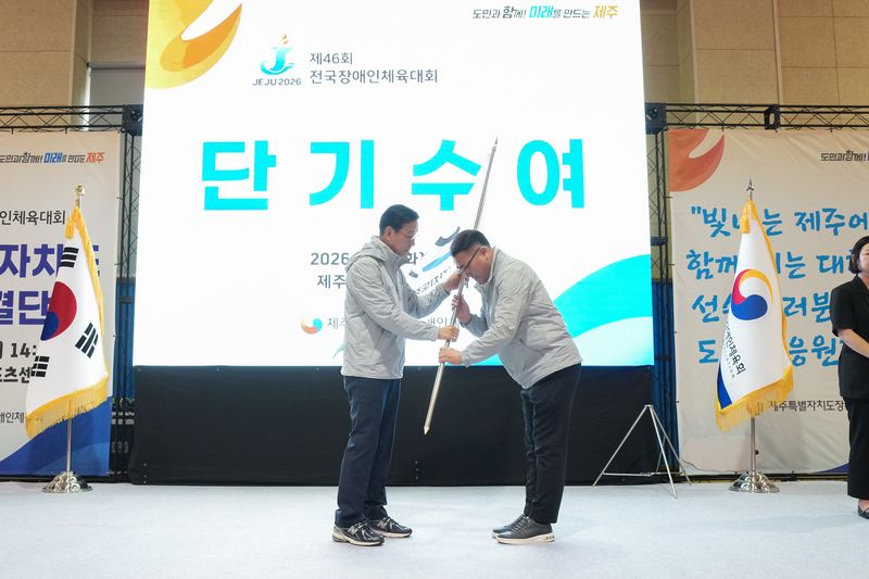 위성곤 제주지사가 1일 제주장애인스포츠센터에서 열린 제46회 전국장애인체육대회 제주선수단 결단식에서 선수단 단기를 수여하고 있다. 제주선수단은 선수 301명과 임원·관계자 174명 등 역대 최대 규모인 475명으로 꾸려져 26개 종목에 출전한다. /사진=제주특별자치도 제공
