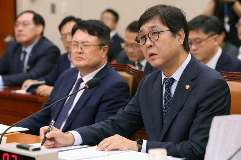 최휘영 문화체육관광부 장관이 1일 오후 서울 여의도 국회에서 열린 문화체육관광위원회 전체회의에서 의원 질의에 답하고 있다.뉴스1