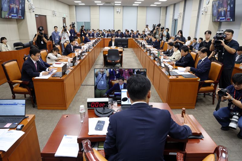 김영진 행안위원장이 1일 오전 서울 여의도 국회에서 열린 행정안전위원회 전체회의에서 의사봉을 두드리고 있다. 2026.9.1 ⓒ 뉴스1 황기선 기자