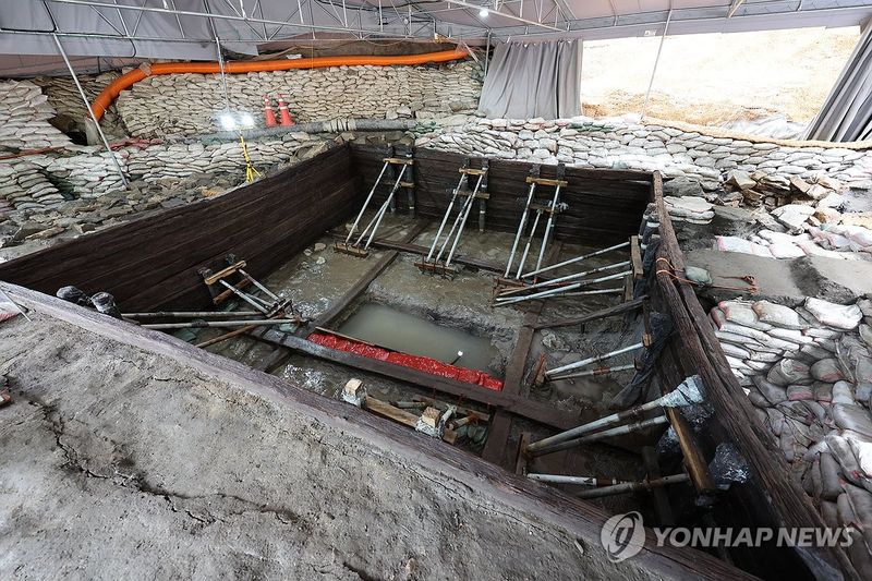 충주 장미산성에서 발견된 백제 시대 목조 집수지 (출처=연합뉴스)