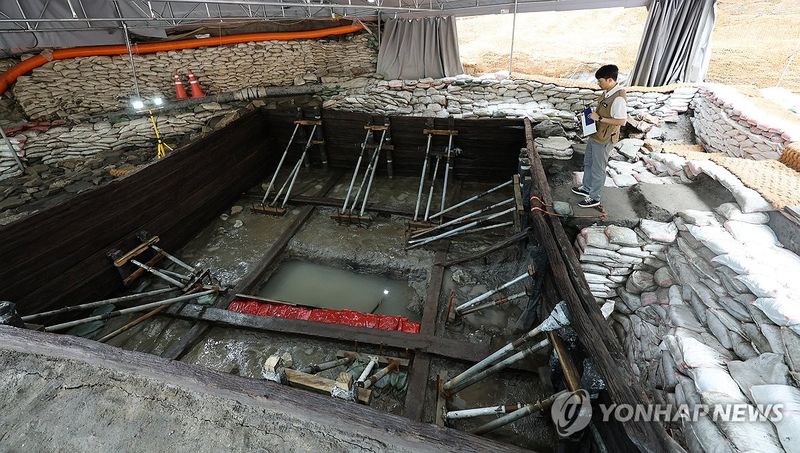 충주 장미산성에서 발견된 백제 시대 목조 집수지 (출처=연합뉴스)