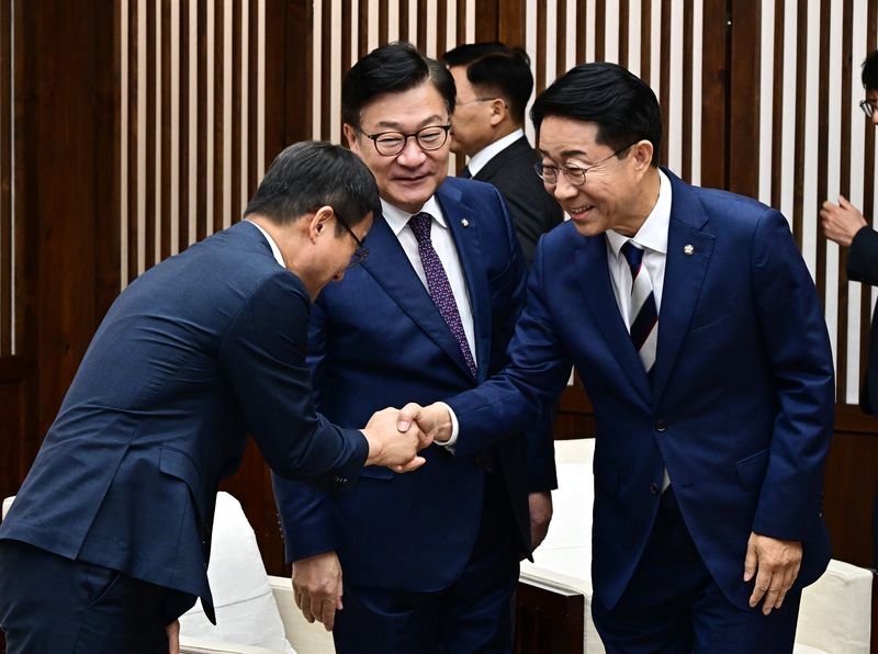 [서울=뉴시스] 국회사진기자단 = 조정식 국회의장이 1일 오후 국회의장접견실에서 정기국회 개회식에 앞서 한병도 더불어민주당 원내대표, 정점식 국민의힘 원내대표 등과 인사를 나누고 있다. 2026.09.01. photo@newsis.com