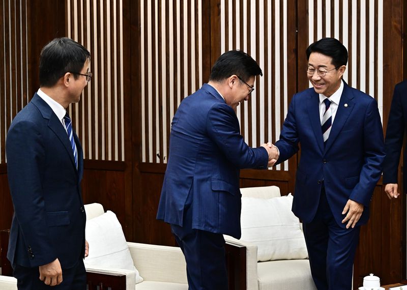 [서울=뉴시스] 국회사진기자단 = 조정식 국회의장이 1일 오후 국회의장접견실에서 정기국회 개회식에 앞서 한병도 더불어민주당 원내대표, 정점식 국민의힘 원내대표 등과 인사를 나누고 있다. 2026.09.01. photo@newsis.com