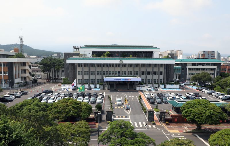 제주특별자치도청 전경. 2027년도 정부예산안에 반영된 제주 관련 국비는 2조3481억원으로 제주도가 비교 기준으로 제시한 2026년 본예산보다 1139억원, 5.1% 늘었다. 지역균형발전특별회계 제주계정도 7398억원으로 역대 최대 규모다. /사진=실제 사용 사진 제공처 표기