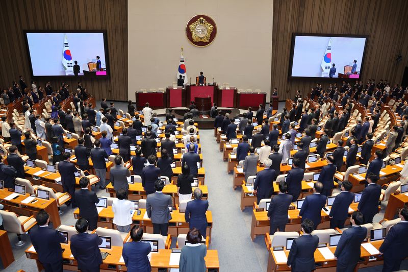 조정식 국회의장과 여야 의원들이 1일 서울 여의도 국회에서 열린 제439회국회(정기회) 개회식에서 국민의례를 하고 있다. 뉴스1
