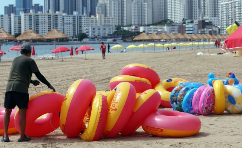 [부산=뉴시스] 하경민 기자 = 31일 부산 수영구 광안리해수욕장에서 물놀이용품 대여업자가 튜브를 정리하고 있다. 송정·송도·광안리·다대포·일광·임랑 등 부산 6개 해수욕장은 이날 폐장하지만 해운대해수욕장은 오는 9월15일 운영된다. 2026.08.31. yulnetphoto@newsis.com