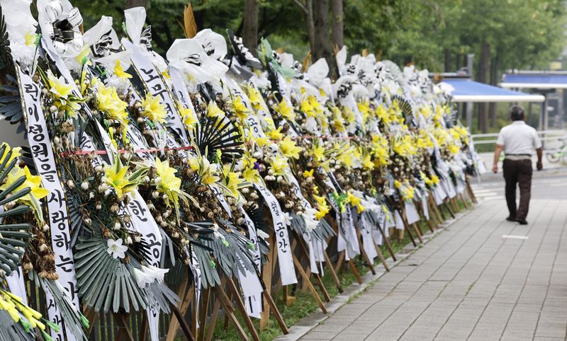 [서울=뉴시스] 김혜진 기자 = 여야가 용산공원 조성 특별법 개정안을 오는 26일 국회 본회의에서 처리하기로 합의했다. 다만 김윤덕 국토교통부 장관과 오세훈 서울시장은 20일 용산공원 일부 부지를 활용한 주택 공급 문제를 논의했지만 입장 차이를 좁히지 못했다. 20일 서울 용산어린이정원 입구 부근에 주택공급 반대 조화가 놓여 있다. 2026.08.20. jini@newsis.com