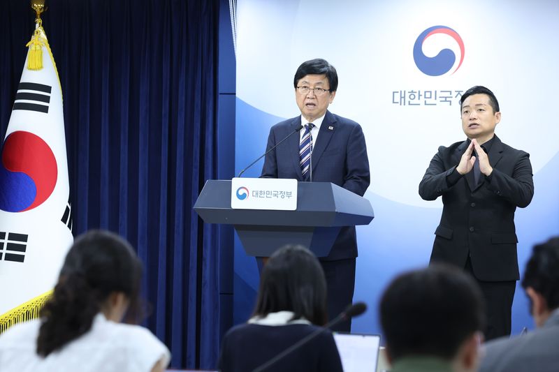 지난 1일 정부서울청사에서 최교진 교육부 장관이 2026년 '서울대 10개 만들기' 패키지 지원대학 선정 결과를 발표하고 있다. 교육부는 부산대학교와 전남대학교, 충남대학교를 지원대학으로 선정했다. 사진=뉴시스