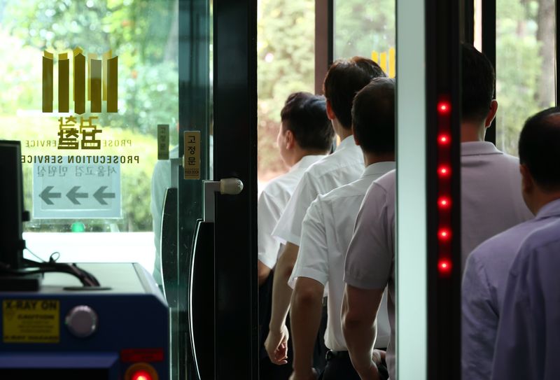 서울고등검찰청과 서울중앙지방검찰청에서 행정안전부 중대범죄수사청 임용 설명회가 열린 서울고검에서 관계자들이 이동하고 있다. 뉴시스