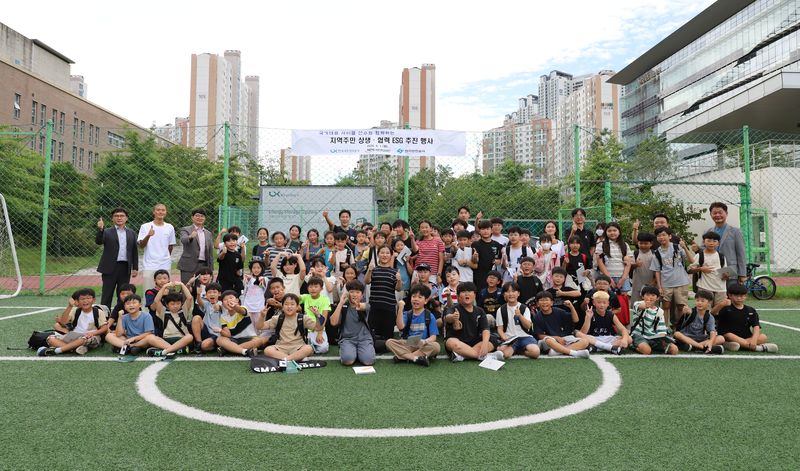 1일 LX 전주 본사에서 열린 '국가대표 사이클 선수와 함께하는 지역주민 상생·협력 행사'(9월1일 LX 전주 본사)에 참여한 지역 초등학생들과 LX사이클팀 선수들이 기념촬영을 하고 있다. LX공사 제공