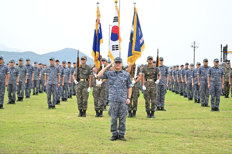 1일 오후 해군잠수함사령부 연병장에서 거행된 도산안창호함 입항 환영행사에서 도산안창호함 승조원들이 경례를 하고 있다. 국내 기술로 독자 설계 및 건조된 3000t급 잠수함인 도산안창호함은 지난 3월 진해 해군기지를 출항해 161일간 태평양을 왕복 횡단하며 림팩훈련, 한-캐나다 연합협력훈련 등을 성공적으로 완수하고 이 날 진해 해군기지로 복귀했다. 해군 제공