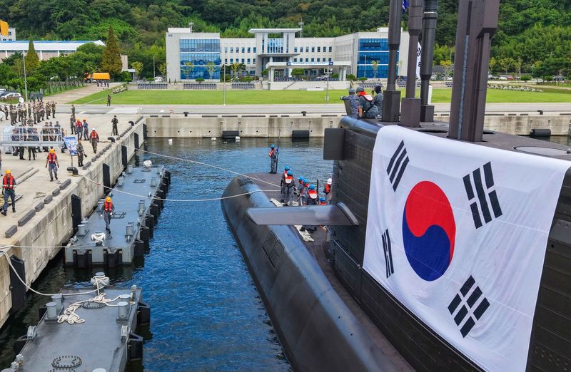 국내 기술로 독자 설계 및 건조한 3000t급 1번 잠수함 도산안창호함(SS-Ⅲ)이 161일간 태평양을 왕복 횡단하며 연합훈련 임무를 성공적으로 마치고 1일 오전 해군잠수함사령부 장병들의 환영을 받으며, 진해 해군기지로 입항하고 있다. 해군 제공